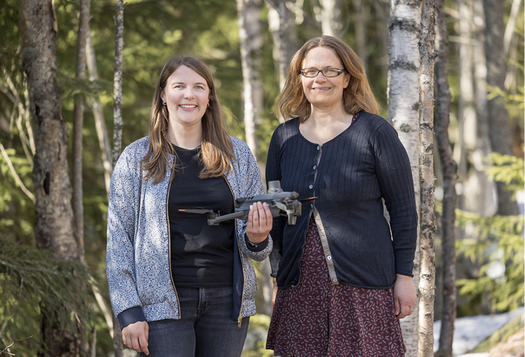 Louisa Eurich, doktorand och Eva Lindberg, universitetslektor på avdelningen för skoglig fjärranalys, Institutionen för skoglig resurshushållning vid SLU. Foto: Lena Lee